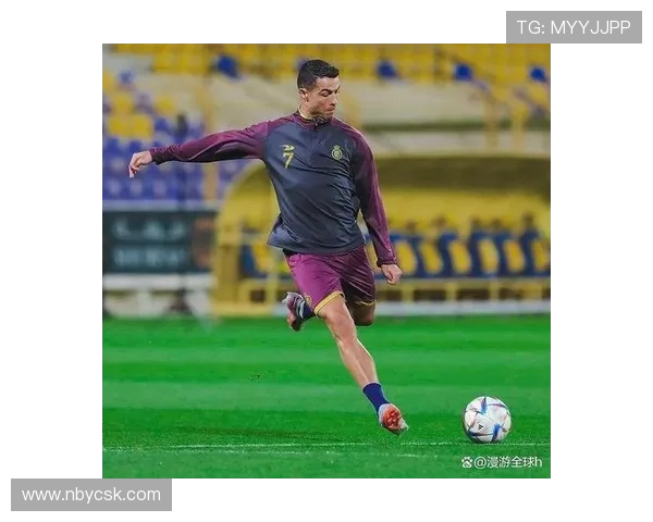 足球巨星C罗魅力无限精美海报展现传奇风采与激情瞬间