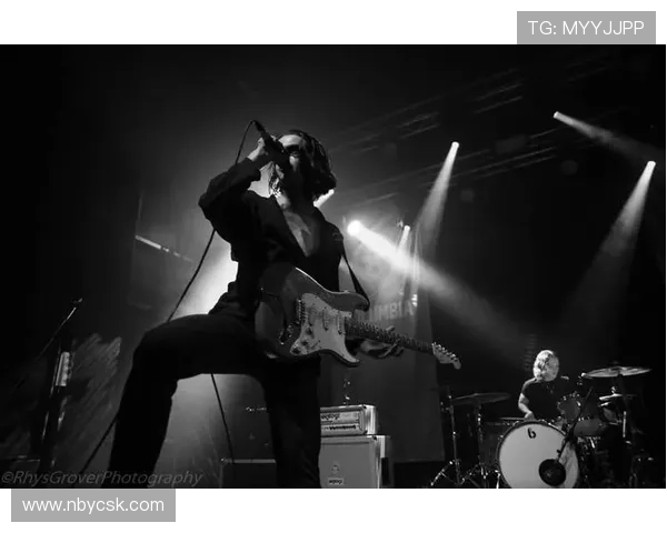 足球明星吉他秀精彩集锦全景视频分享让你领略音乐与运动的完美结合